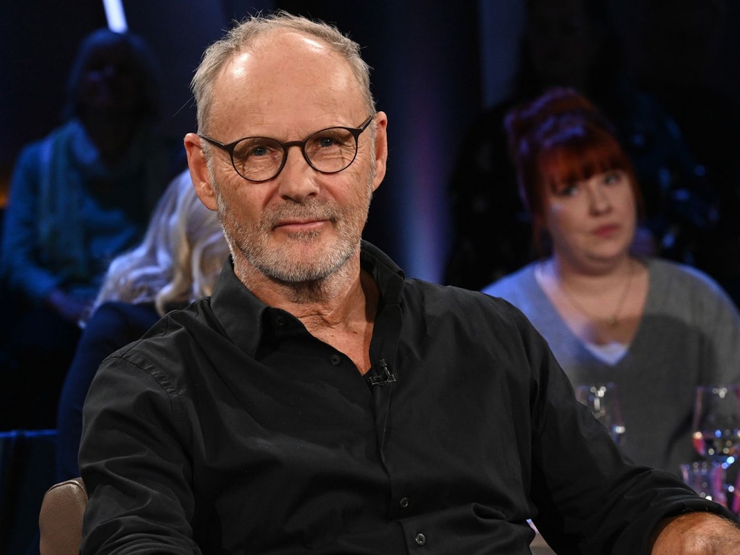 In der „NDR Talk Show“ spricht Reinhold Beckmann über den Verlust seiner Wohnung. (Bild: NDR/Uwe Ernst)