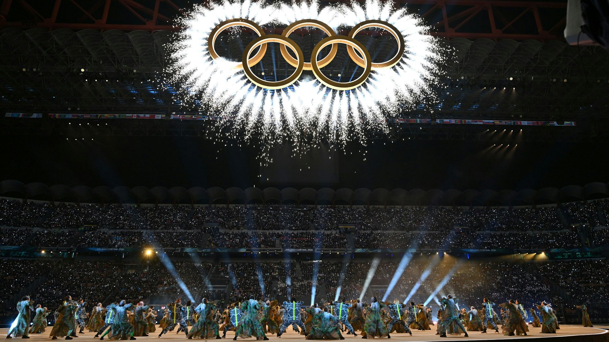 Bilder von der olympischen Eröffnungsfeier in Italien.