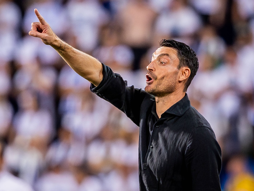 Trainer Albert Riera gibt Anweisungen an der Seitenlinie.