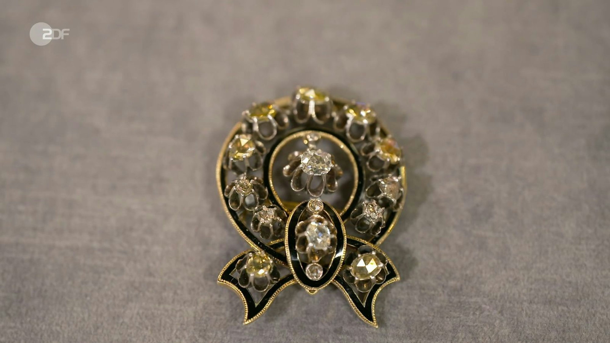 Ebenfalls verkauft wurde die Brosche mit etwa 1,5 Karat Diamanten aus der Zeit zwischen 1870 und 1890 mit einem Schätzwert von 800 bis 1.000 Euro. Wolfgang Pauritsch zahlte 700 Euro.
(Bild: ZDF)