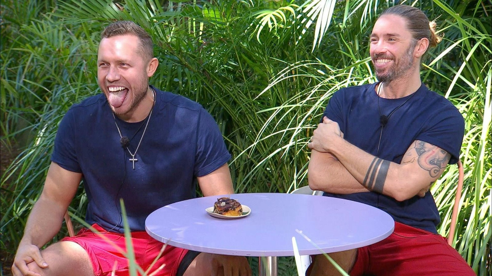 Und er durfte auch! Gemeinsam mit Patrick holte er im „BackWÜRG“ beim Verspeisen von sieben „Köstlichkeiten“ fünf von sieben Sterne. (Bild: RTL)