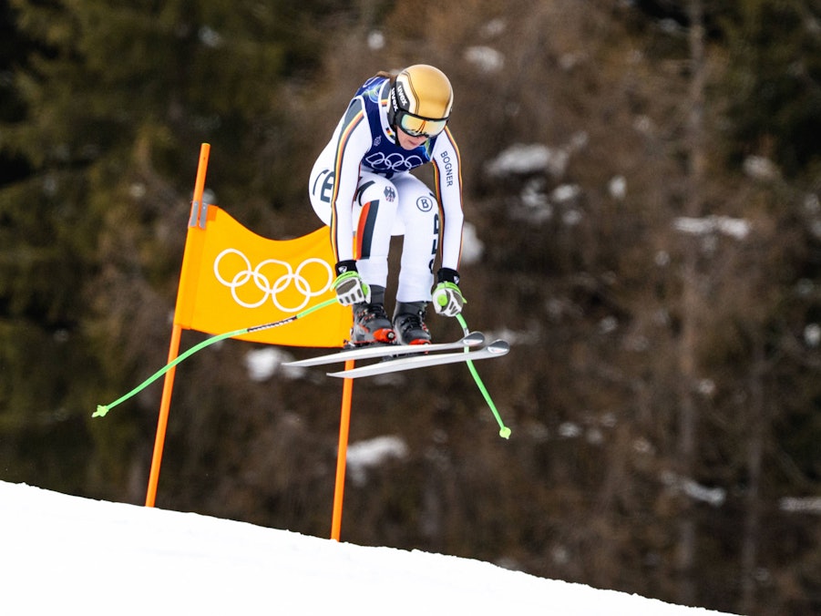 Kira Weidle-Winkelmann beim alpinen Ski-Sprung