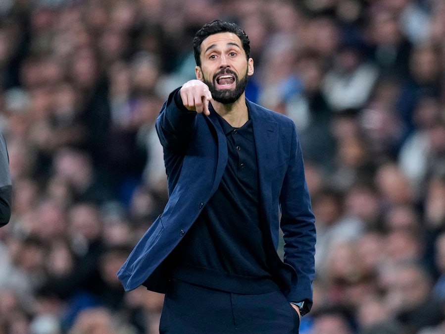 Álvaro Arbeloa gibt Anweisungen an der Seitenlinie.