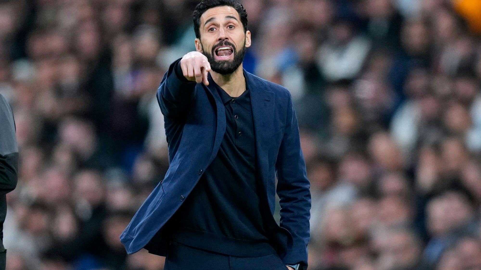 Álvaro Arbeloa gibt Anweisungen an der Seitenlinie.