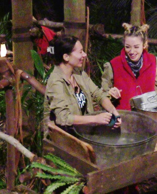 Ariel und Samira spülen im RTL-Dschungelcamp