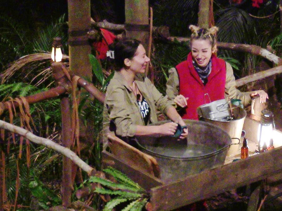 Ariel und Samira spülen im RTL-Dschungelcamp