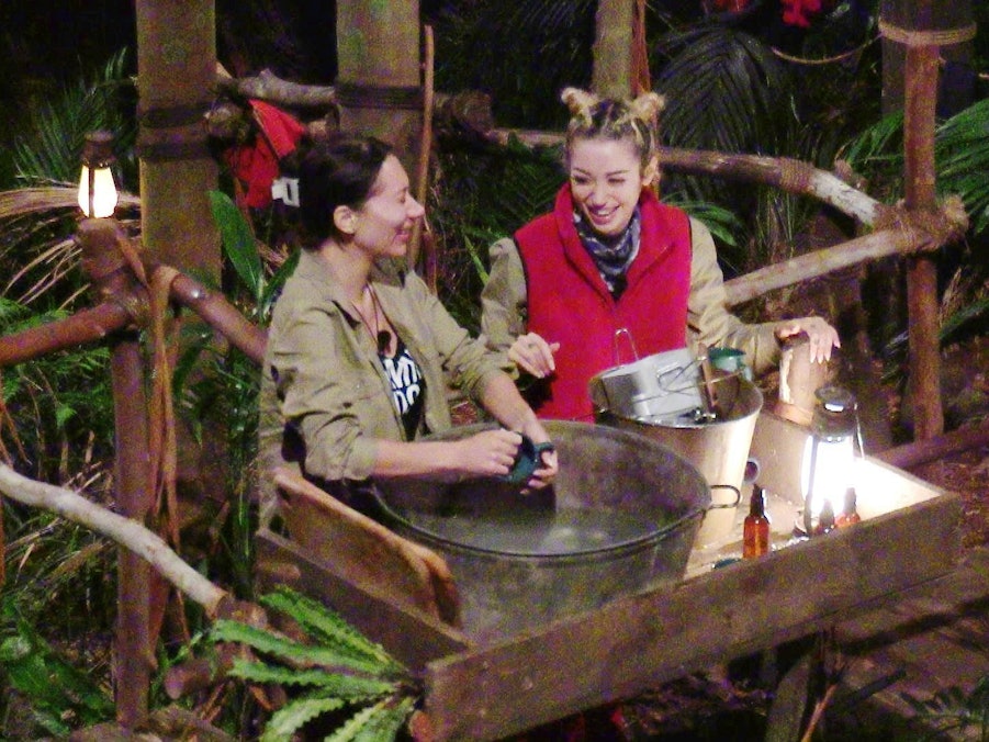 Ariel und Samira spülen im RTL-Dschungelcamp