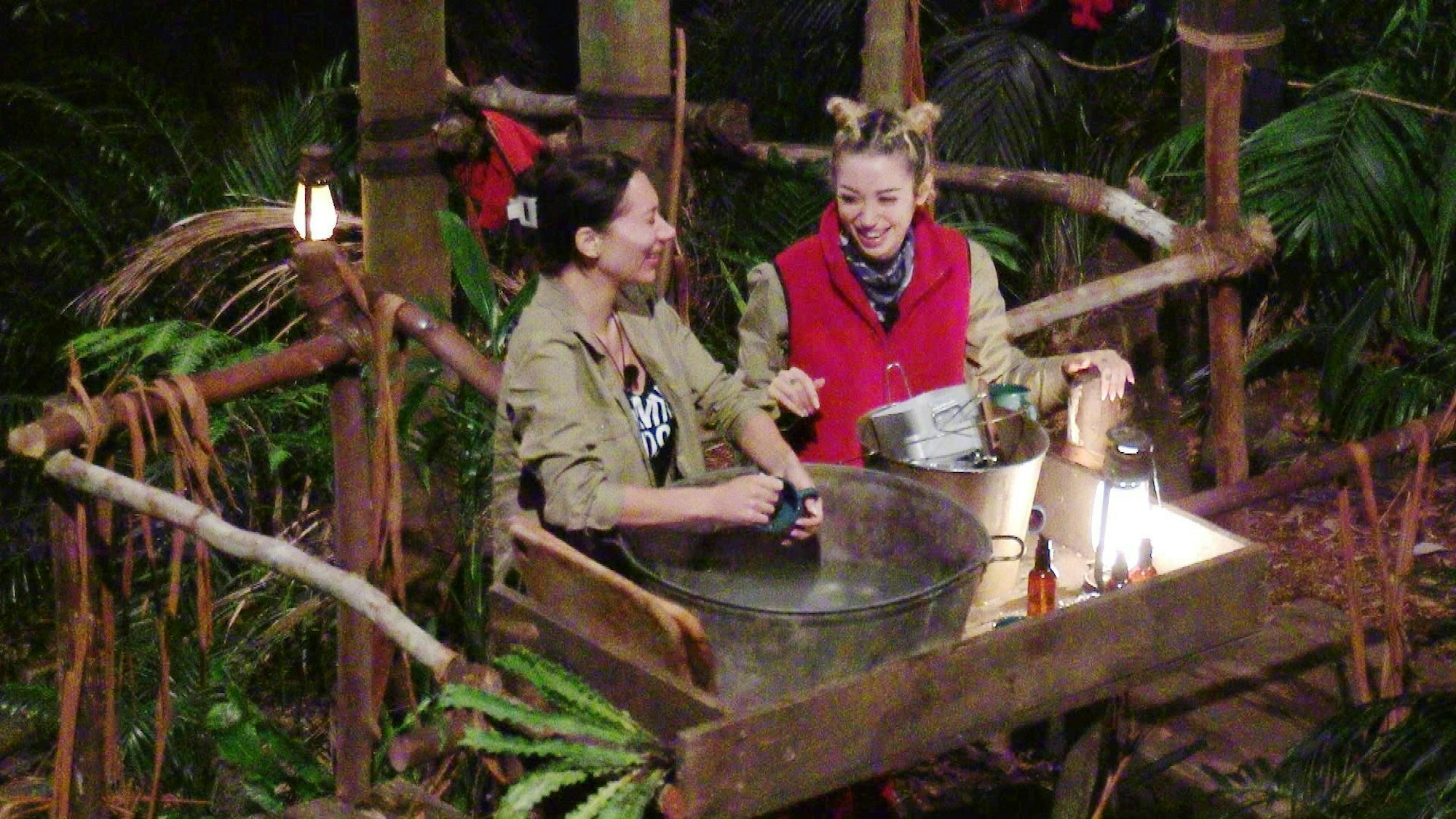 Ariel und Samira spülen im RTL-Dschungelcamp