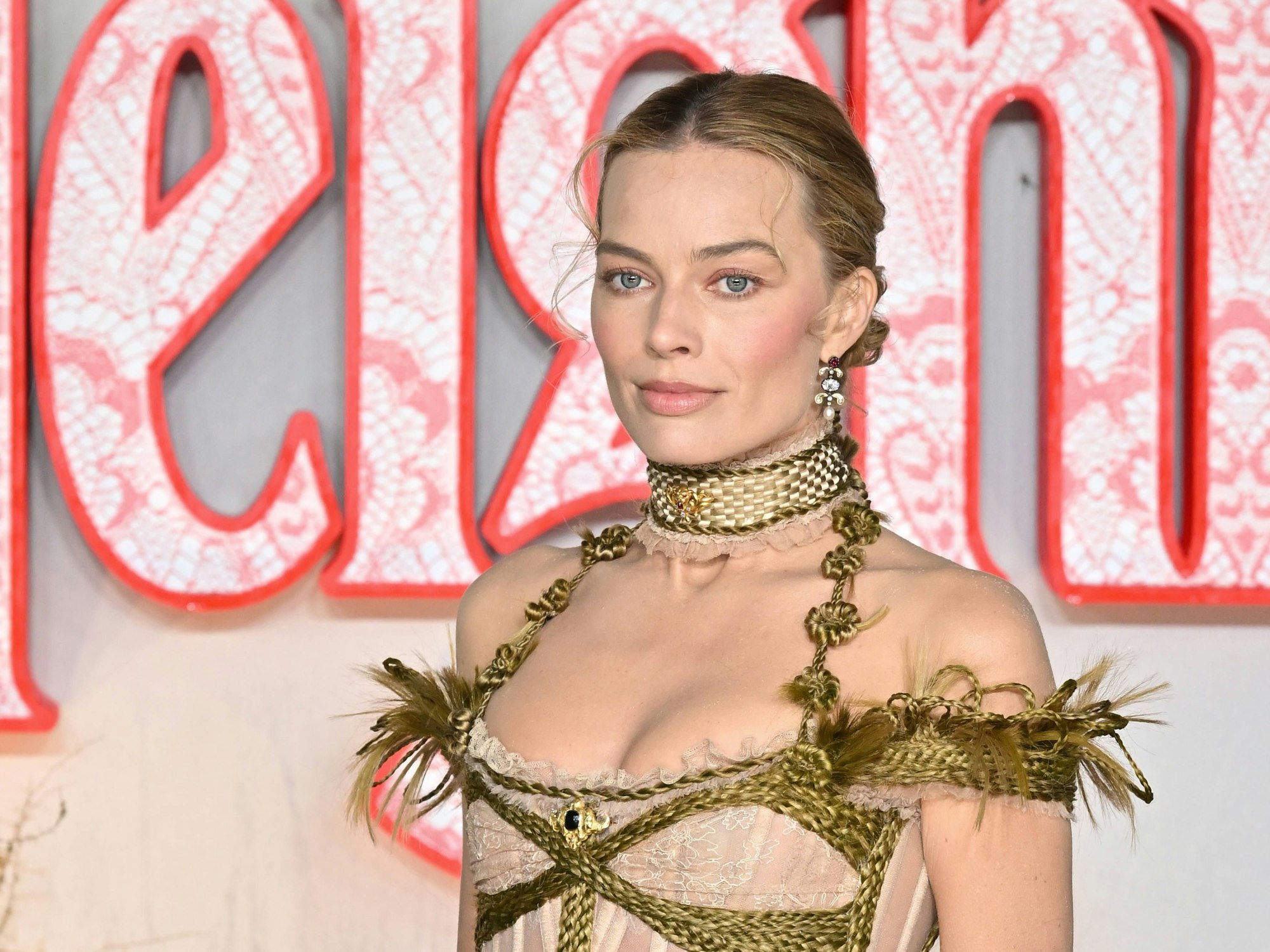 Margot Robbie erscheint in einem haarigen Kleid zur Premiere von „Sturmhöhe“ („Wuthering Heights“) in London.