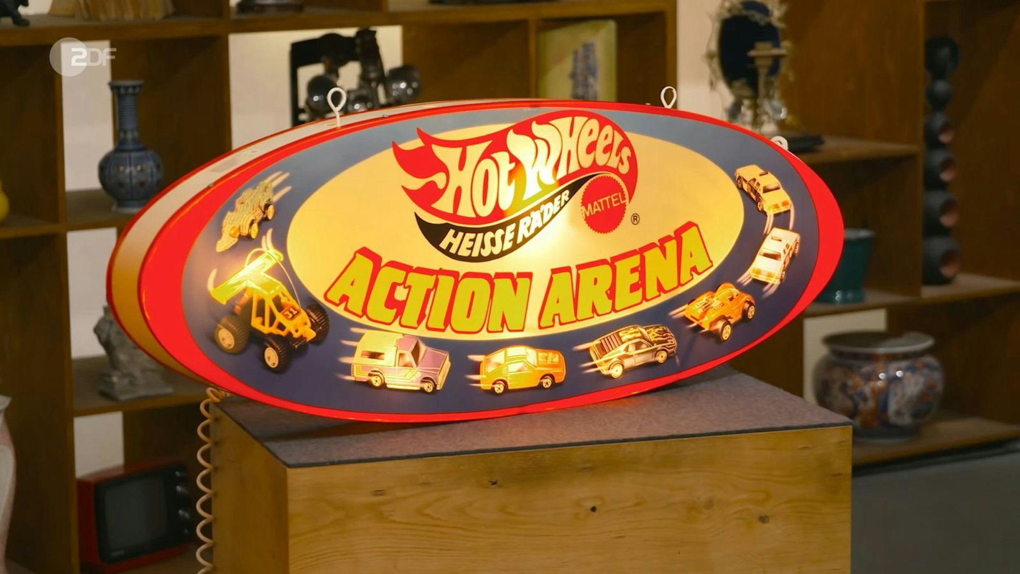 Die Leuchtreklame für „Hot Wheels“ aus den 1980er-Jahren war weniger wert als erhofft, nämlich 350 bis 450 Euro. Christian Vechtel gab 400 Euro dafür aus. (Bild: ZDF)