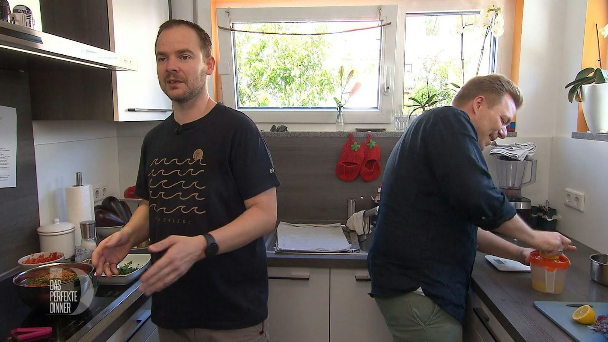 Während sein Bruder Steven (rechts) den Schnibbelhilfeplan abarbeitet, macht sich Richi an die orientalische Hackfleischfüllung.
(Bild: RTL)