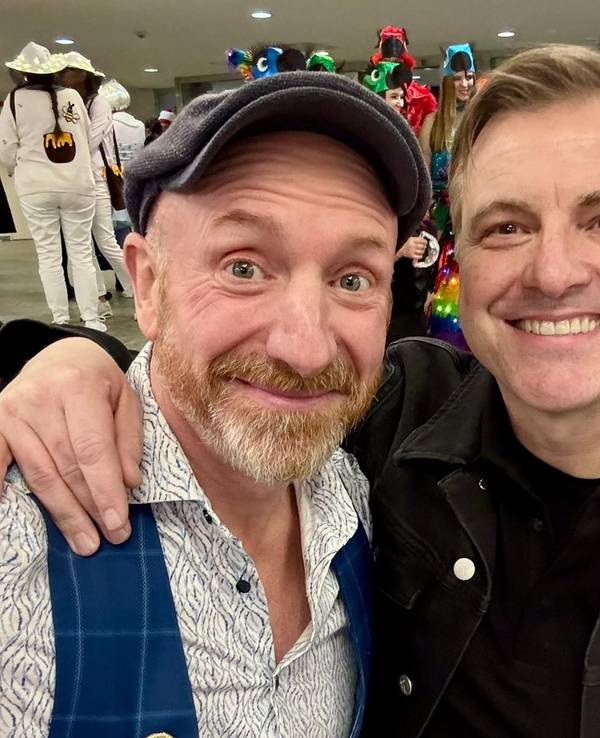 Martin Schopps steht mit Martin Klempnow im Foyer.