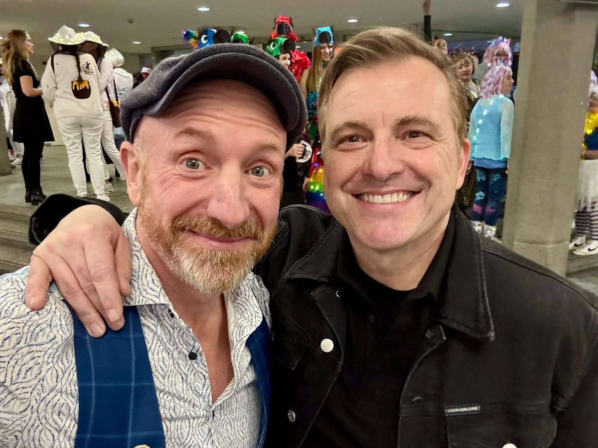 Martin Schopps steht mit Martin Klempnow im Foyer.