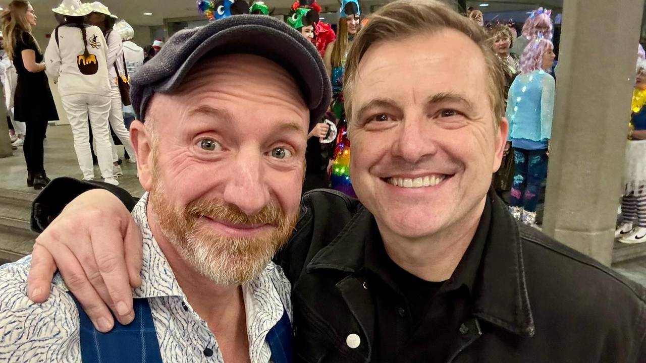 Martin Schopps steht mit Martin Klempnow im Foyer.