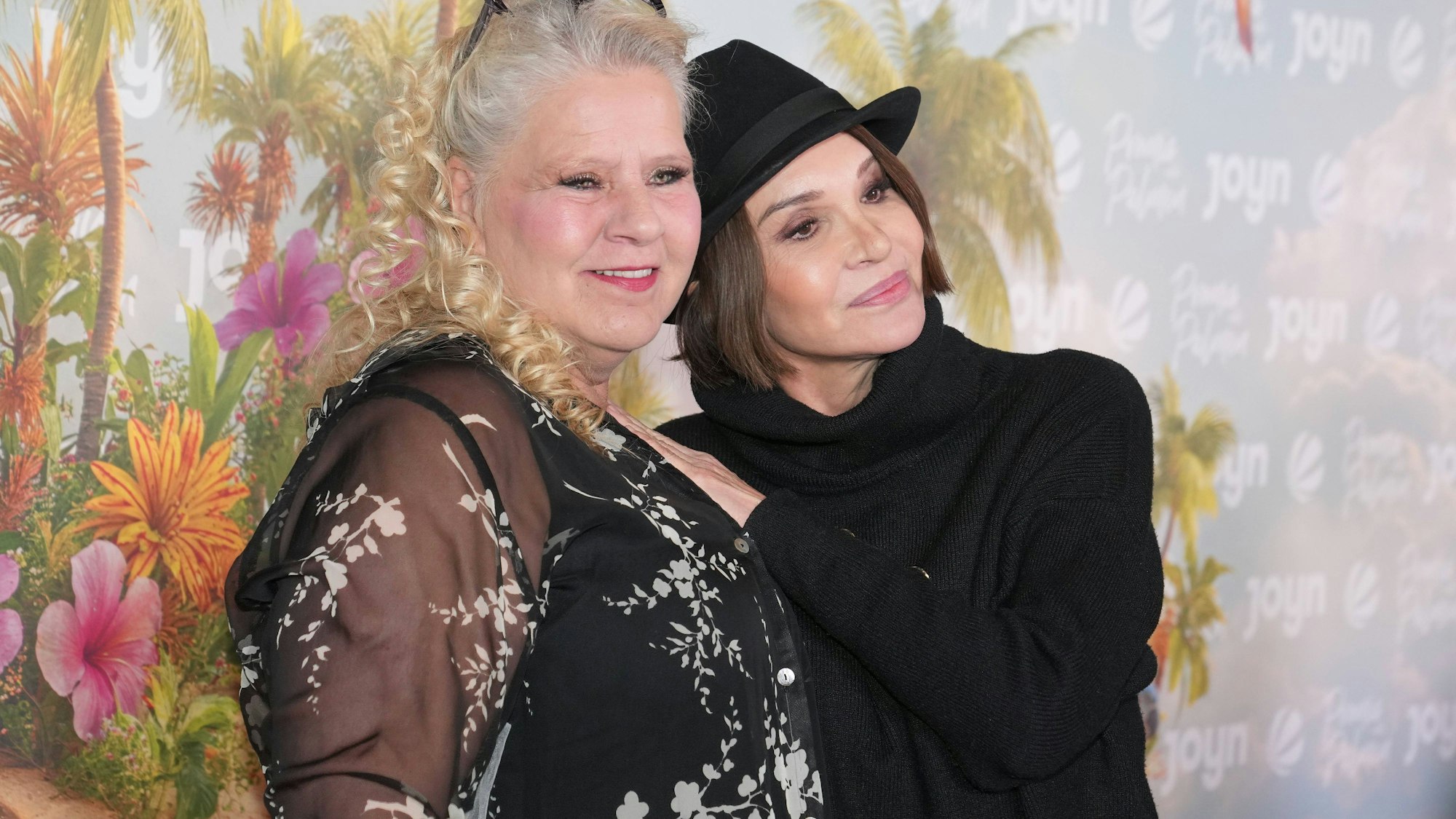 Silvia Wollny und Anouschka Renzi lächeln