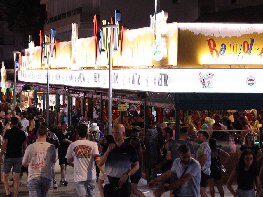 Menschen vor einer beleuchteten Bar