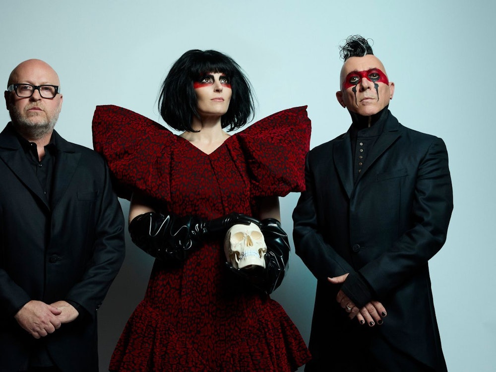 Mat Mitchell (links), Carina Round und Maynard James Keenan feiern ihr Comeback als Puscifer. Das fünfte Album der Band heißt „Normal Isn't“. (Bild: Travis Shinn)
