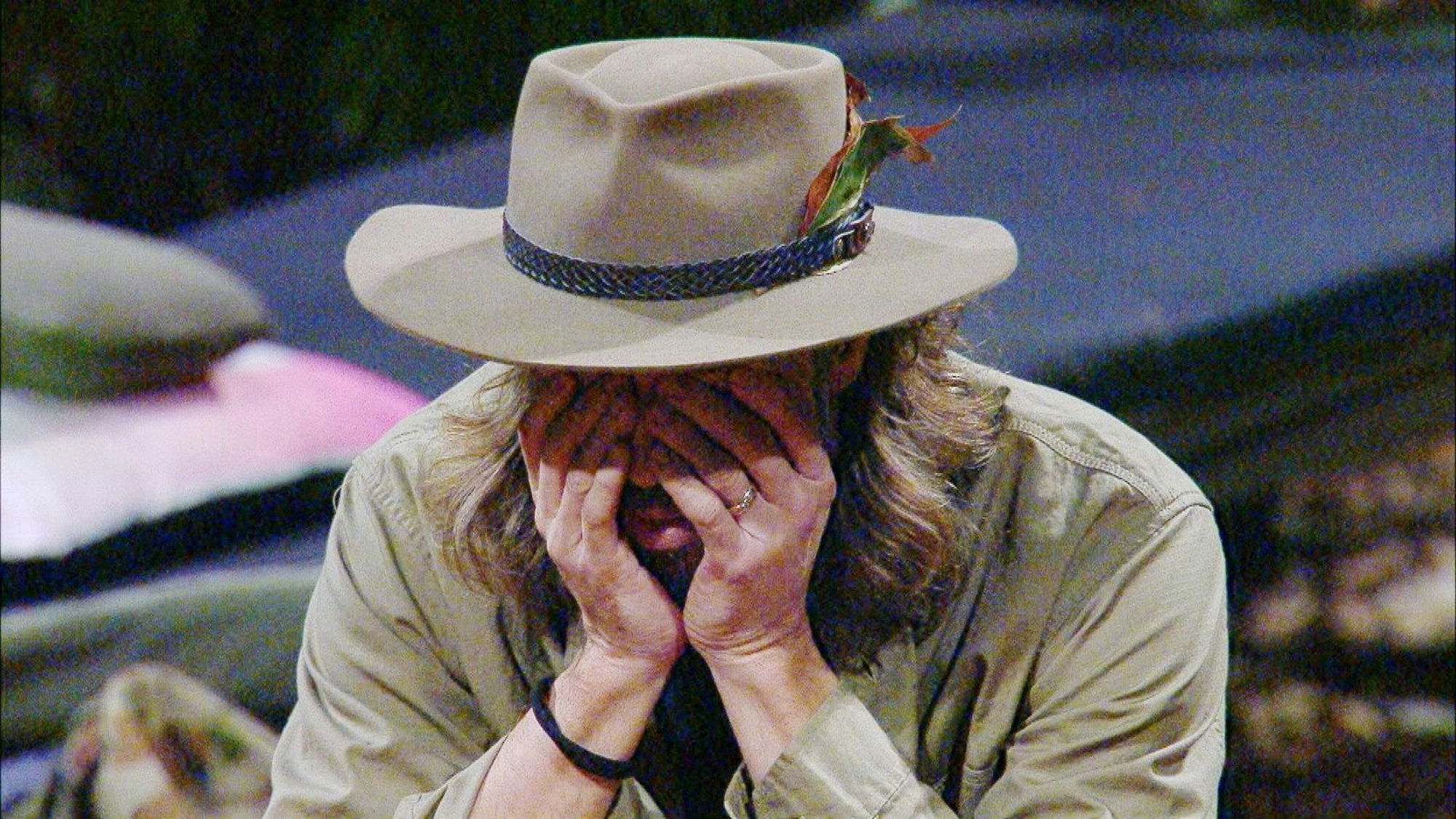 Nicht nur Gil ist der ständigen Anfeindungen durch Ariel müde. Auch die Zuschauer daheim sind mehr und mehr erschöpft. (Bild: RTL)