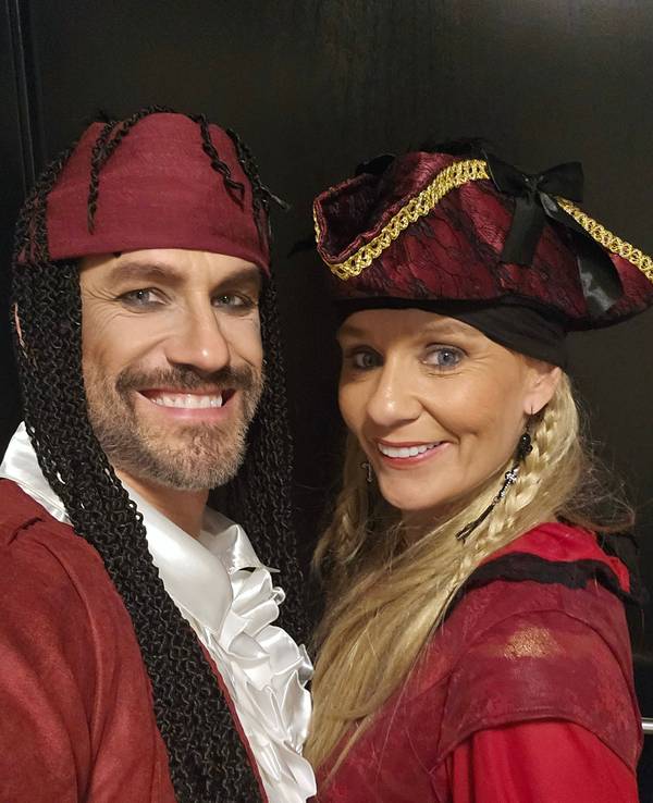 Stefan Bockelmann und seine Lebensgefährtin Tina in der Karnevalssession 2026 als Piratenpaar verkleidet