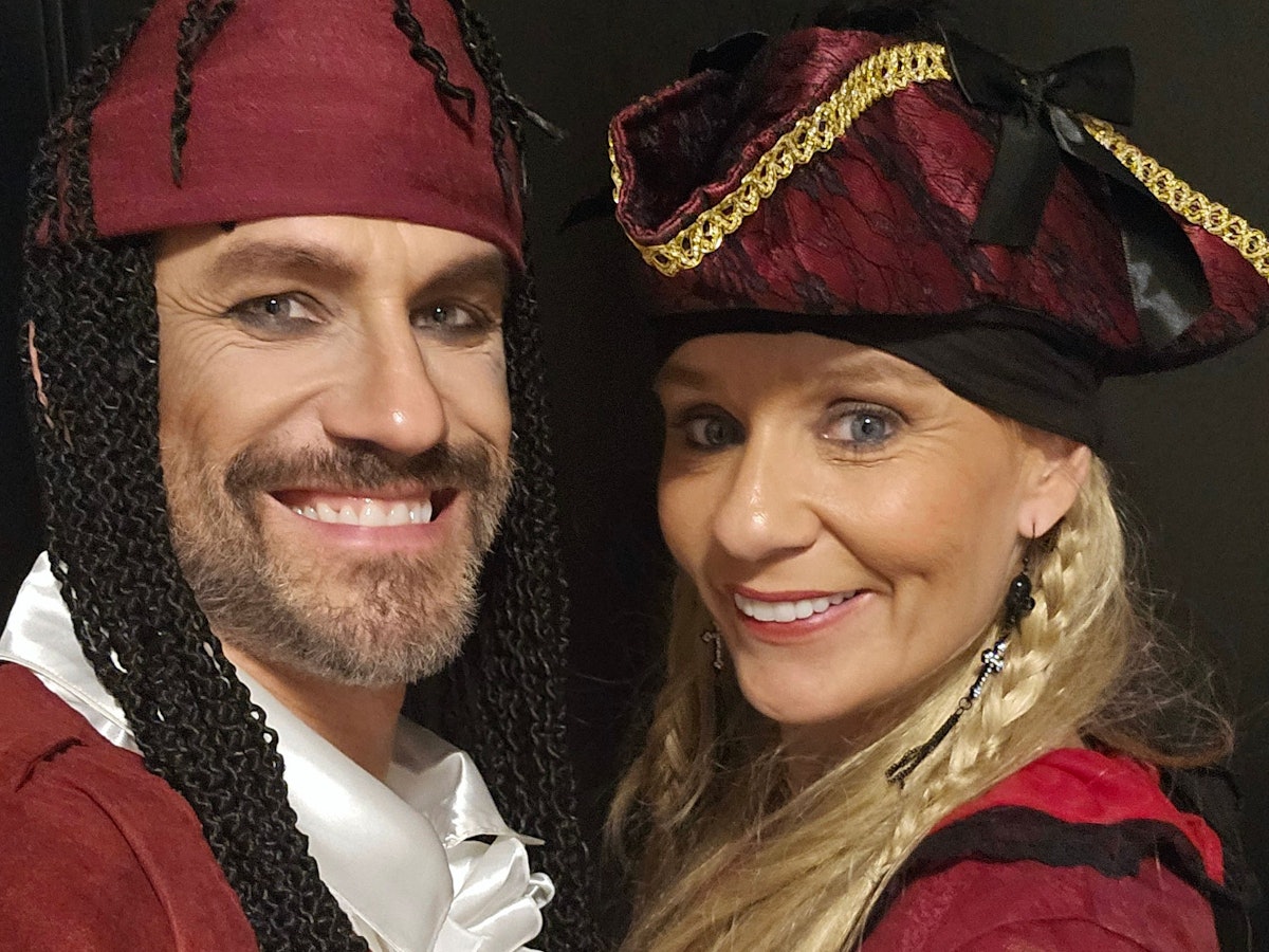 Stefan Bockelmann und seine Lebensgefährtin Tina in der Karnevalssession 2026 als Piratenpaar verkleidet