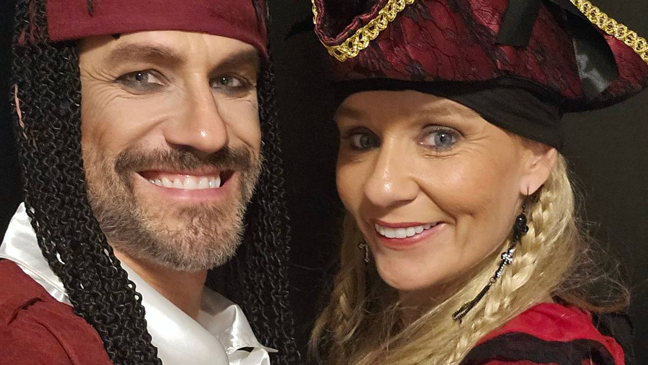 Stefan Bockelmann und seine Lebensgefährtin Tina in der Karnevalssession 2026 als Piratenpaar verkleidet