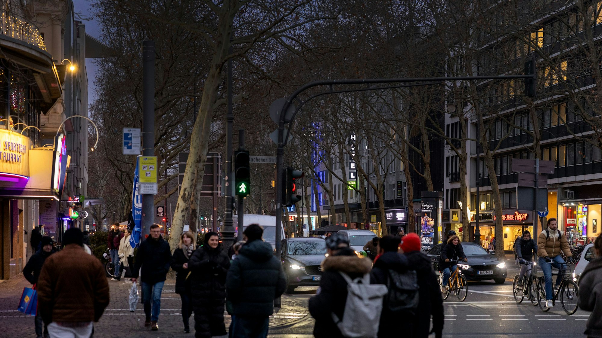 Hohenzollernring zwischen Rudolfplatz und Friedensplatz: Bei einer Lebensmittelkontrolle in einem Imbiss dort wurden gravierende Hygieneverstöße aufgedeckt.
