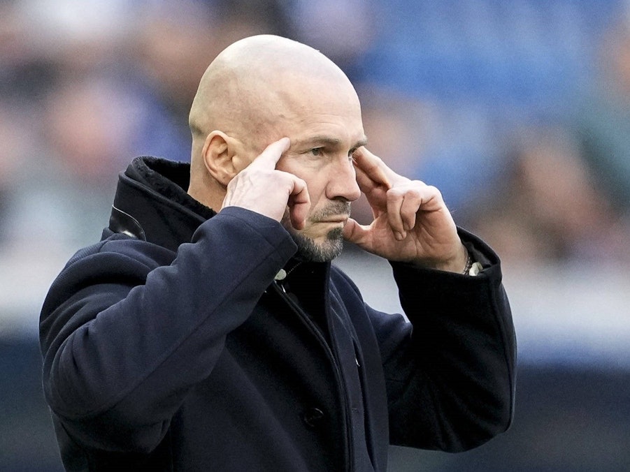 Christian Ilzer hält sich die Finger an die Schläfen.