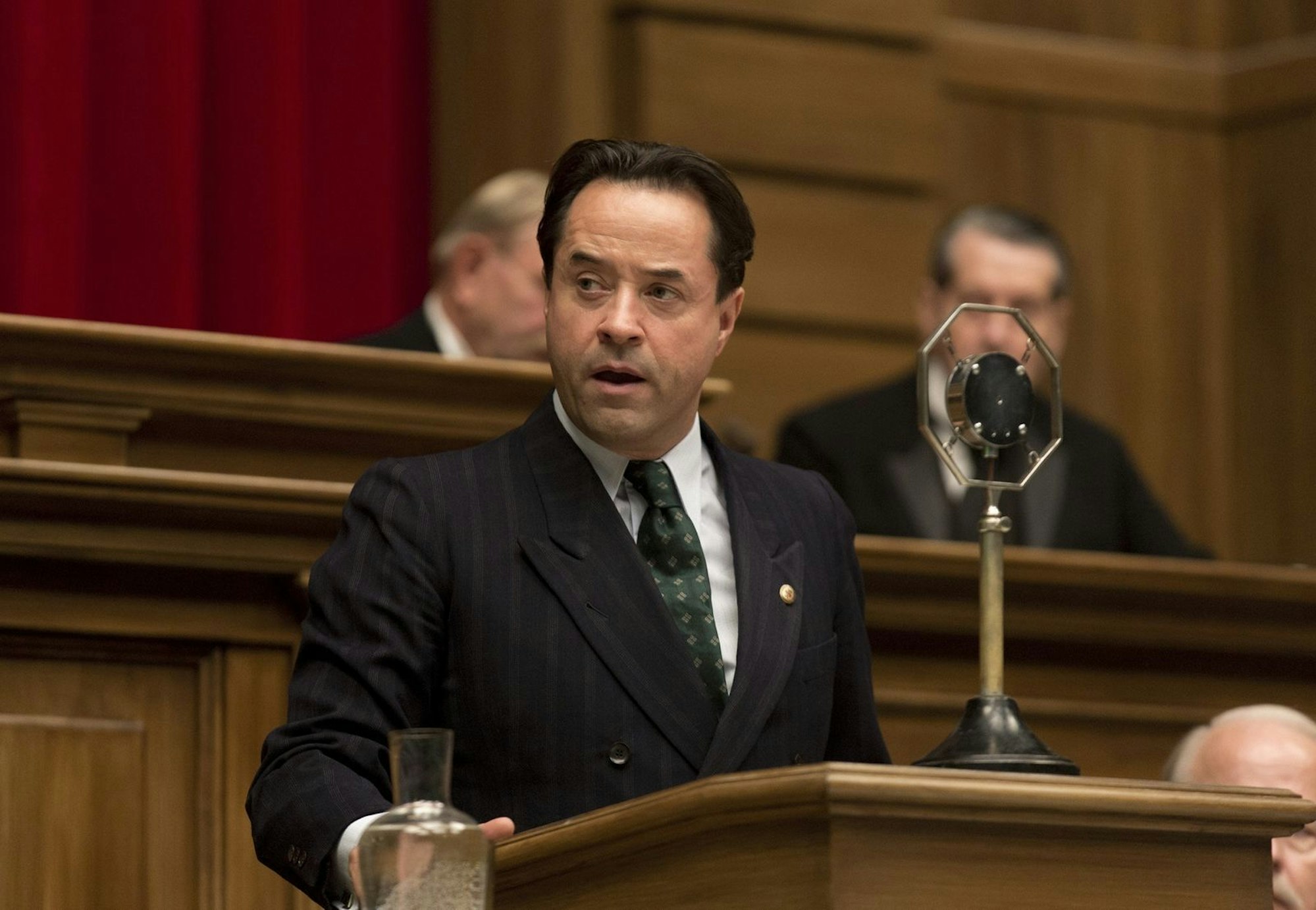 Noch darf er hier reden - wenn auch unter lautem rechten Getöse: der jüdische Reichstagsabgeordnete Albert Goldmann (Jan Josef Liefers). (Bild: ZDF / ARD Degeto / UFA Filmproduktion / F. Dicks)