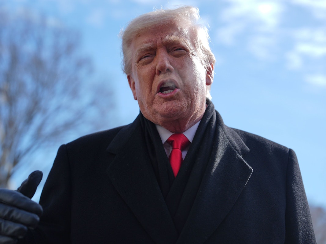 US-Präsident Donald Trump spricht in Washington Ende Januar mit Reportern.