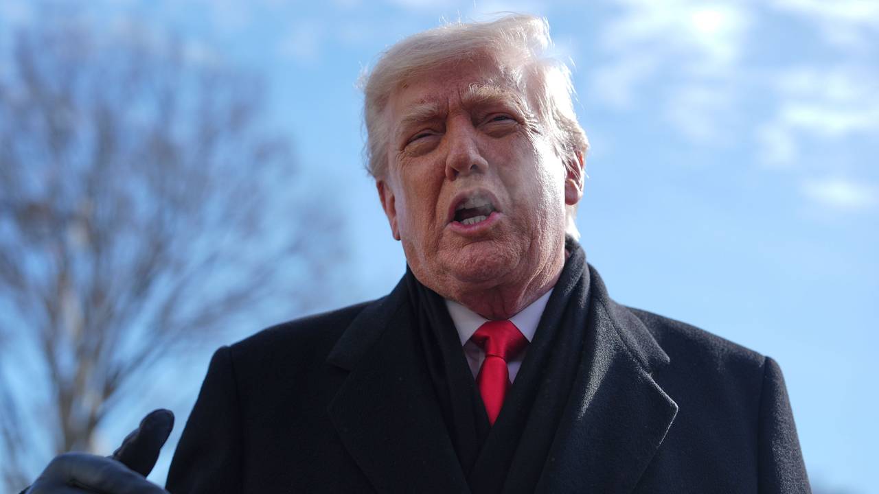 US-Präsident Donald Trump spricht in Washington Ende Januar mit Reportern.