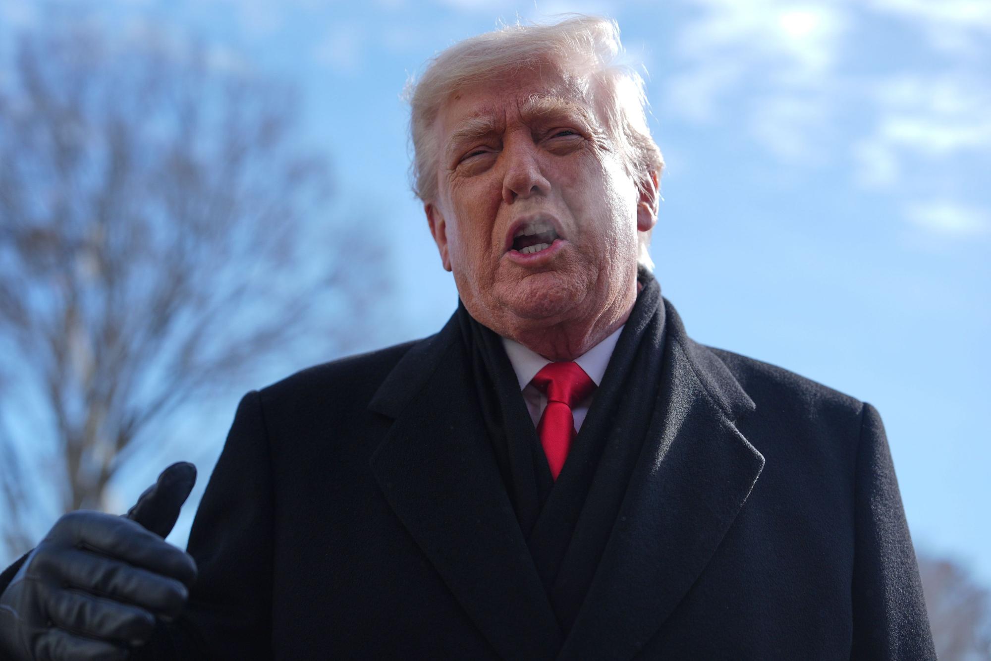 US-Präsident Donald Trump spricht in Washington Ende Januar mit Reportern.