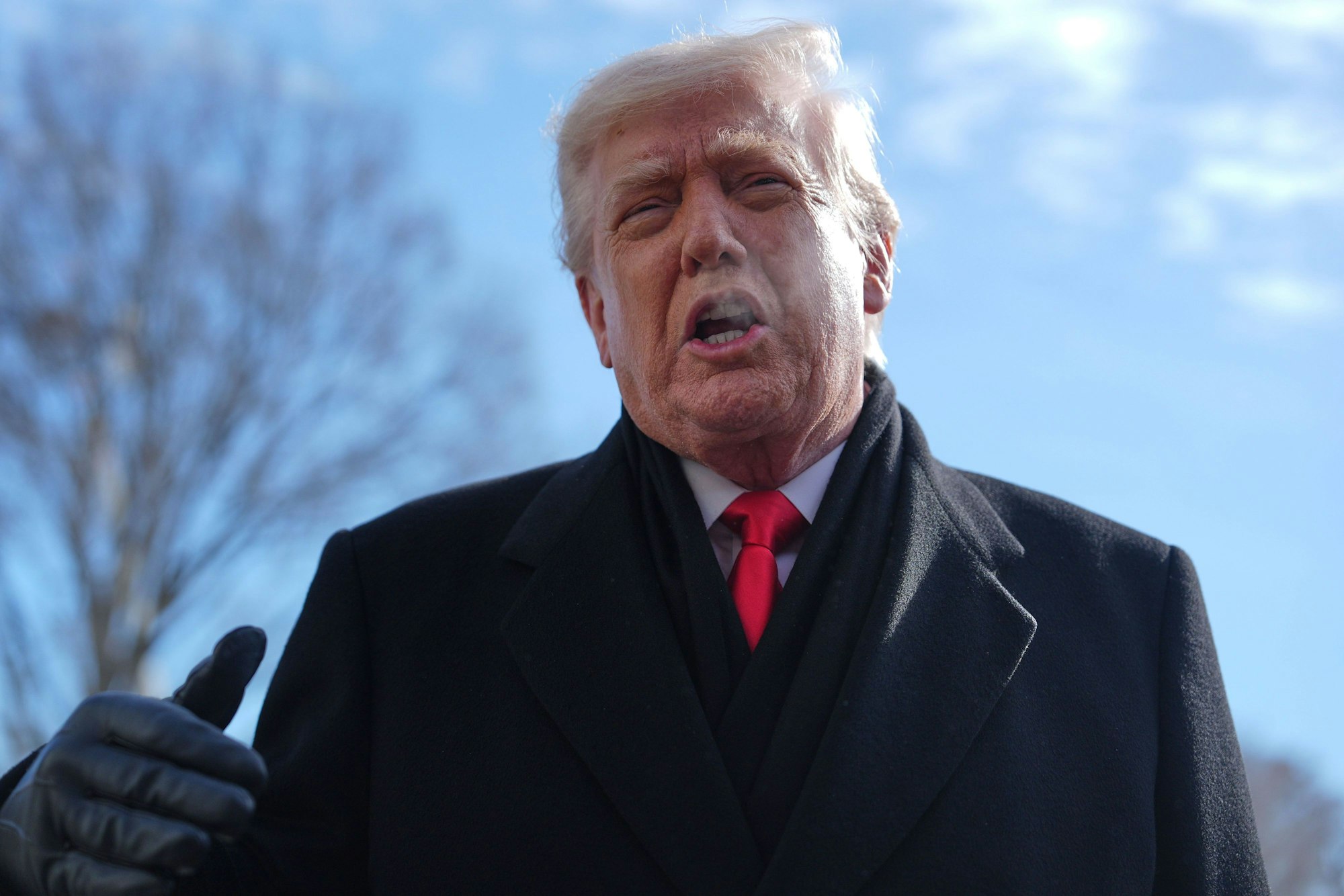 US-Präsident Donald Trump spricht in Washington Ende Januar mit Reportern.