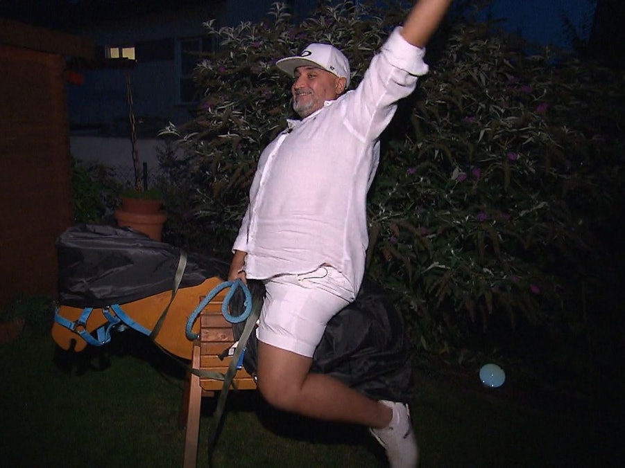 Die Wartezeit auf den Hauptgang vertreibt sich Musti mit einem übermütigen Ritt auf dem Holzpferd.
(Bild: RTL)