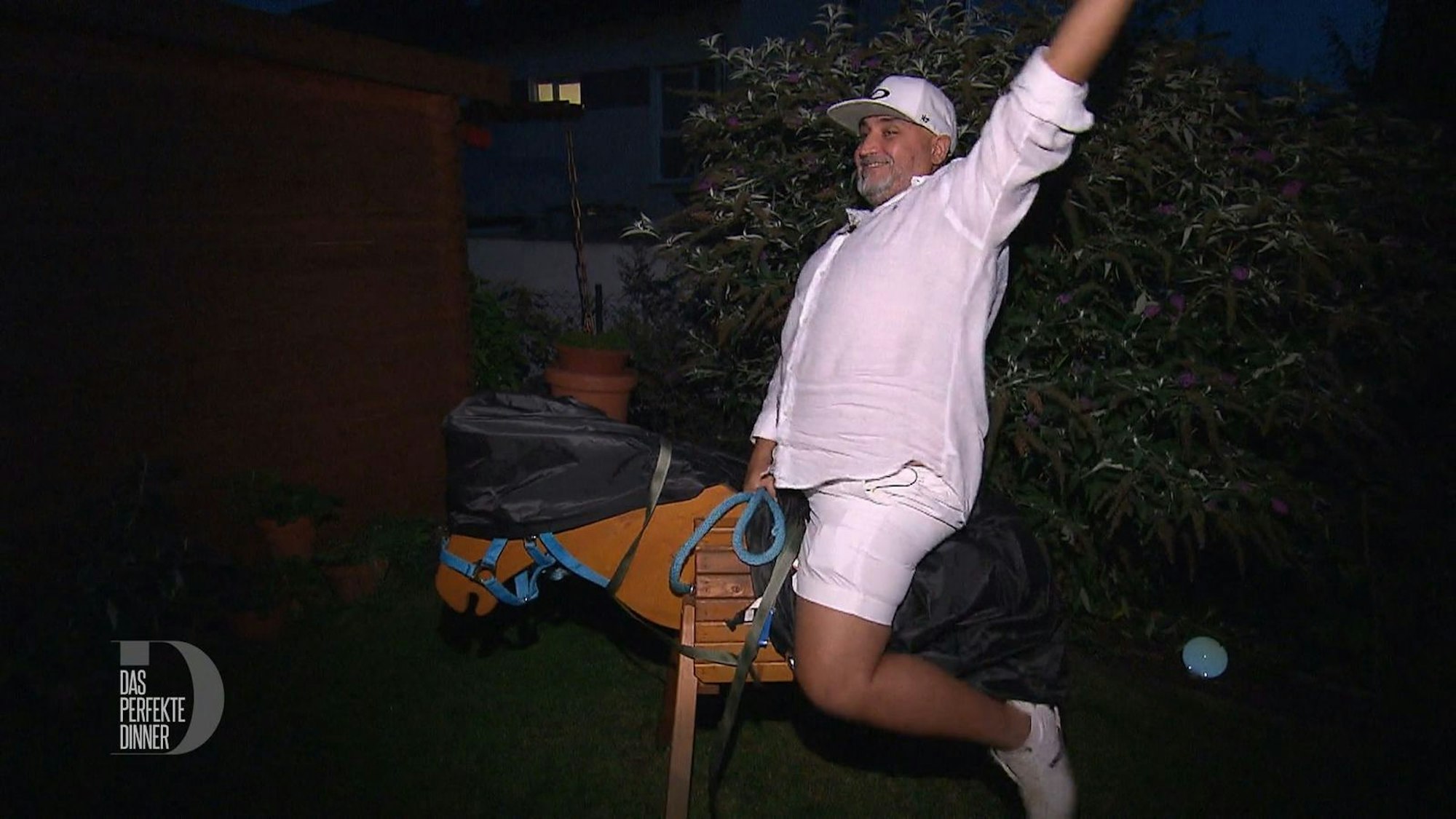 Die Wartezeit auf den Hauptgang vertreibt sich Musti mit einem übermütigen Ritt auf dem Holzpferd.
(Bild: RTL)