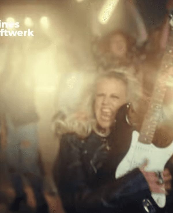 Barbara Schöneberger spielt E-Gitarre, trägt eine Lederjacke und singt im neuen Kleines Kraftwerk Werbevideo.