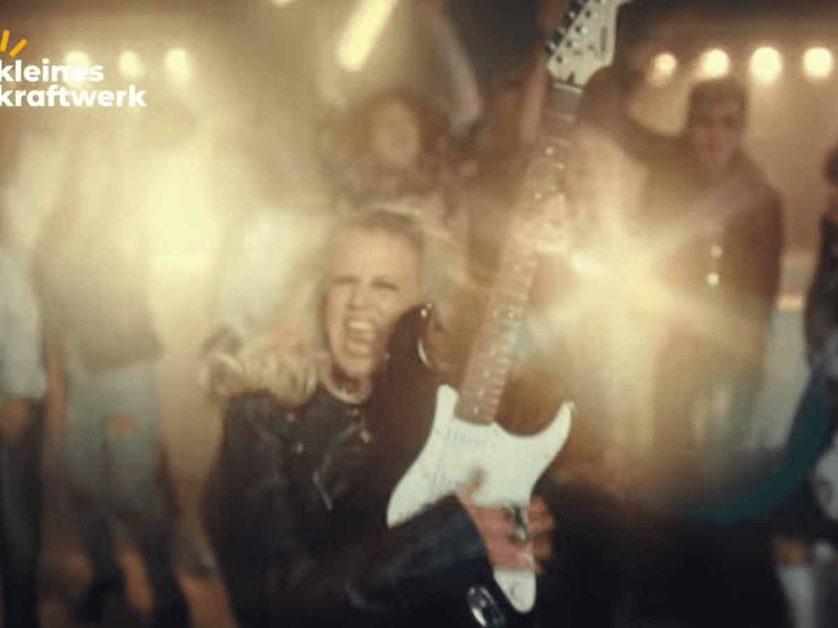 Barbara Schöneberger spielt E-Gitarre, trägt eine Lederjacke und singt im neuen Kleines Kraftwerk Werbevideo.