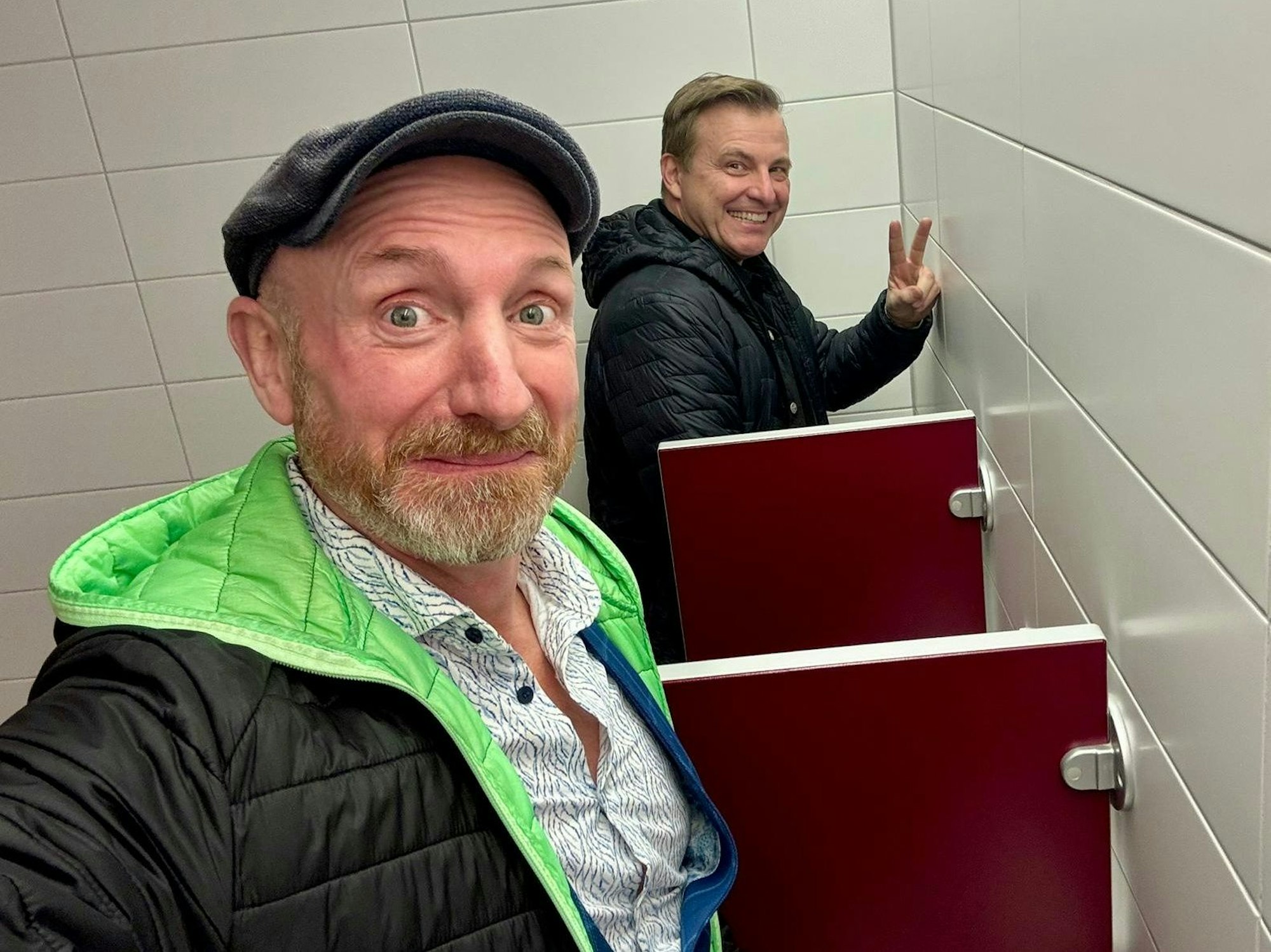 Martin Schopps mit Martin Klempnow auf der Toilette.