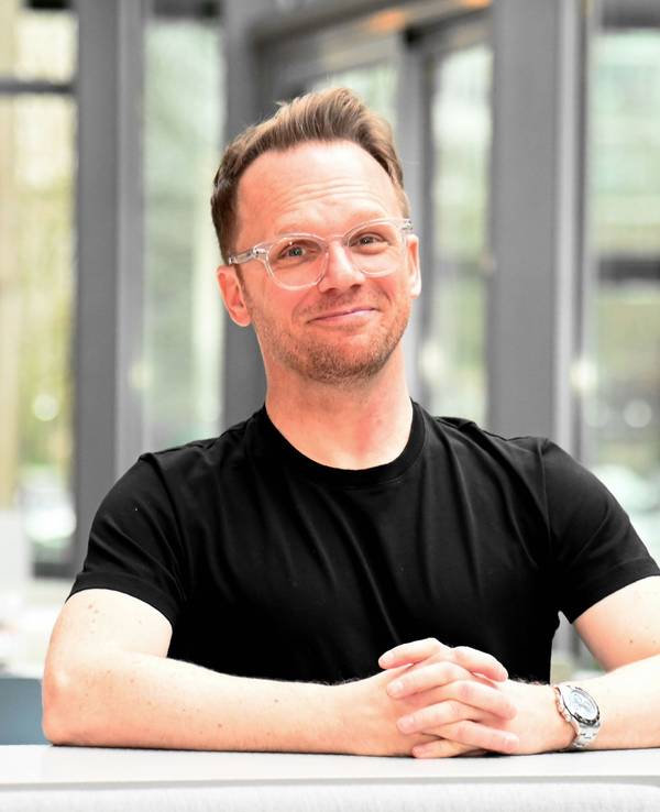 Komiker Ralf Schmitz lacht in die Kamera