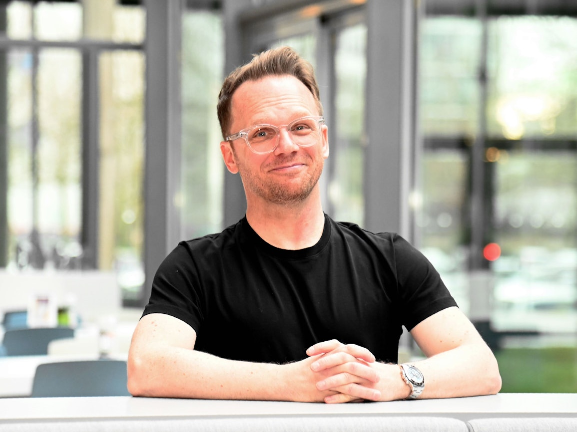 Komiker Ralf Schmitz lacht in die Kamera