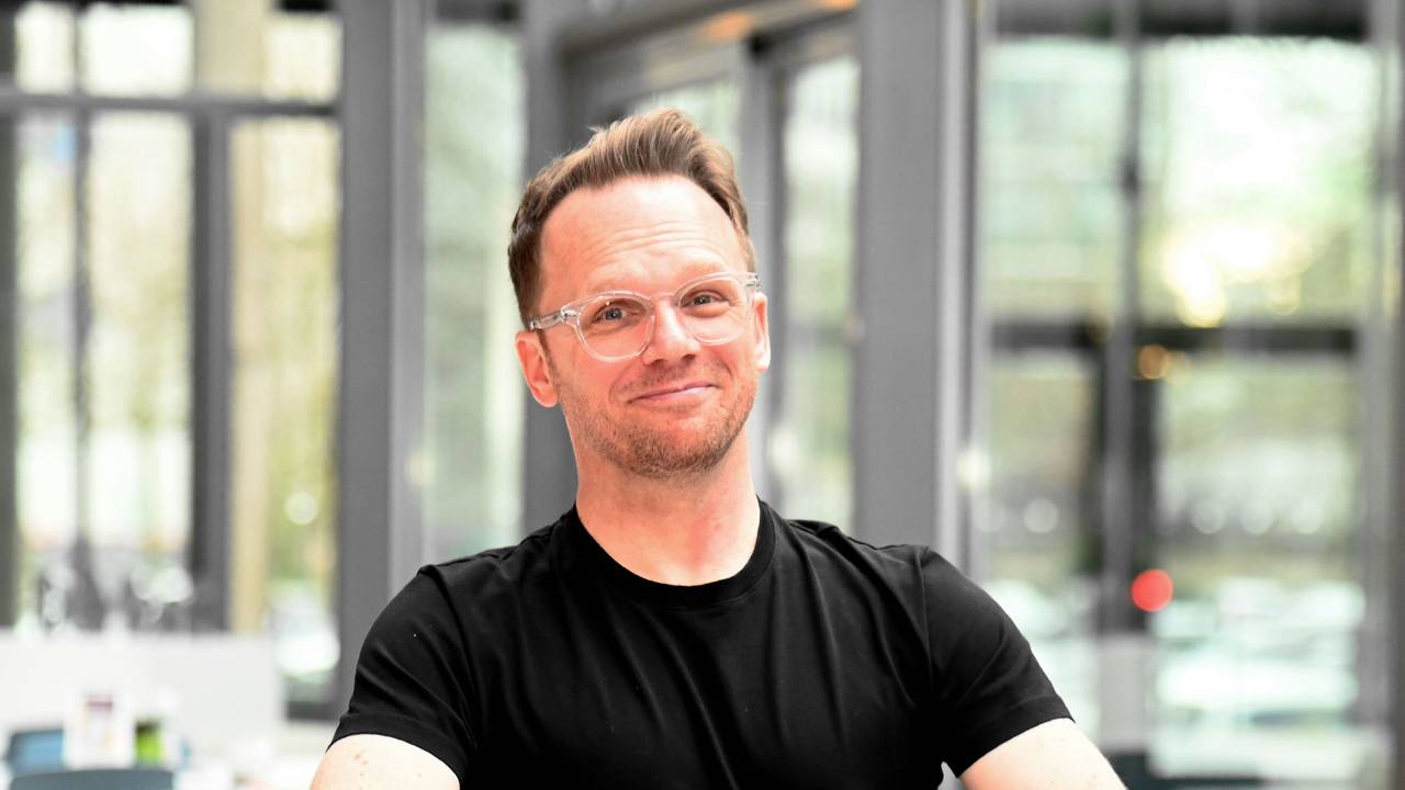 Komiker Ralf Schmitz lacht in die Kamera