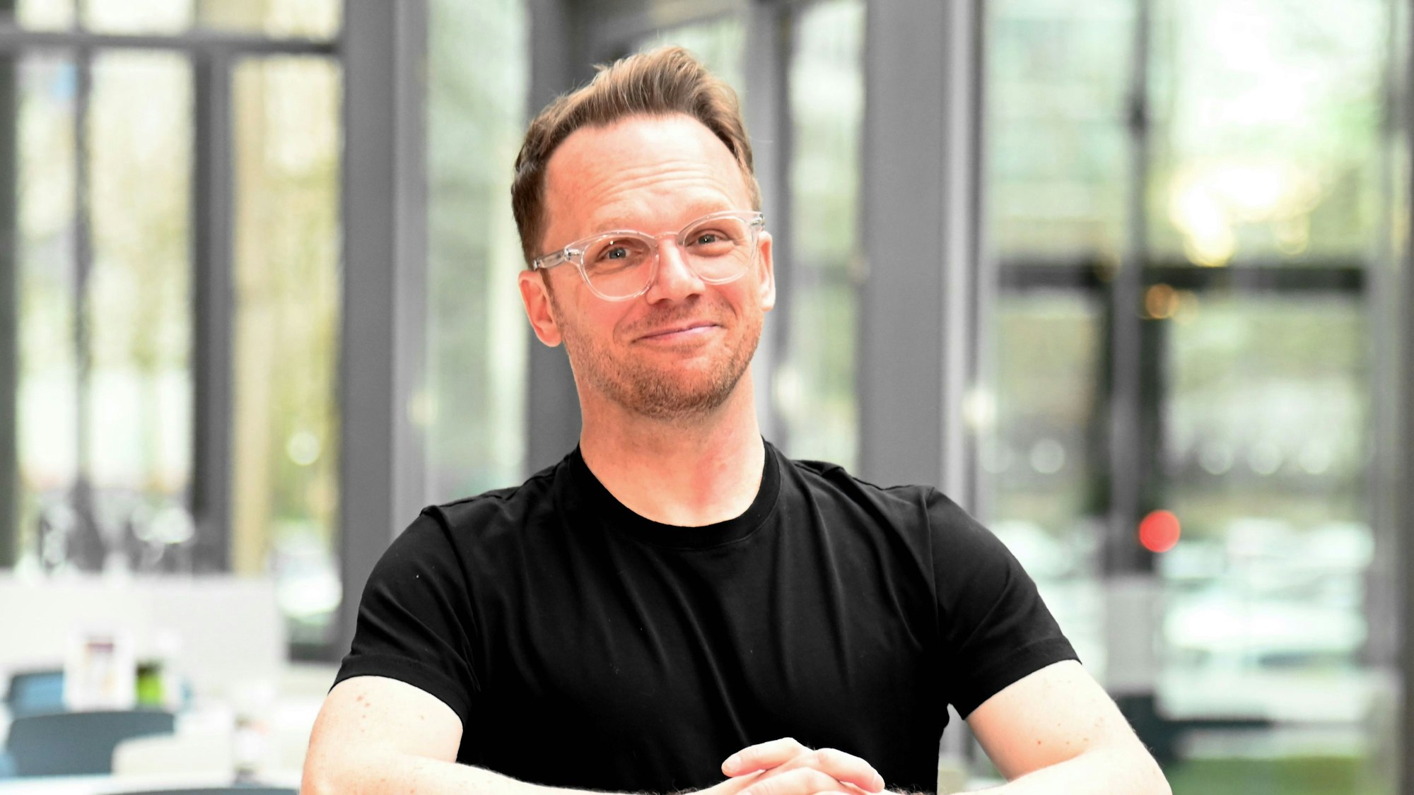 Komiker Ralf Schmitz lacht in die Kamera