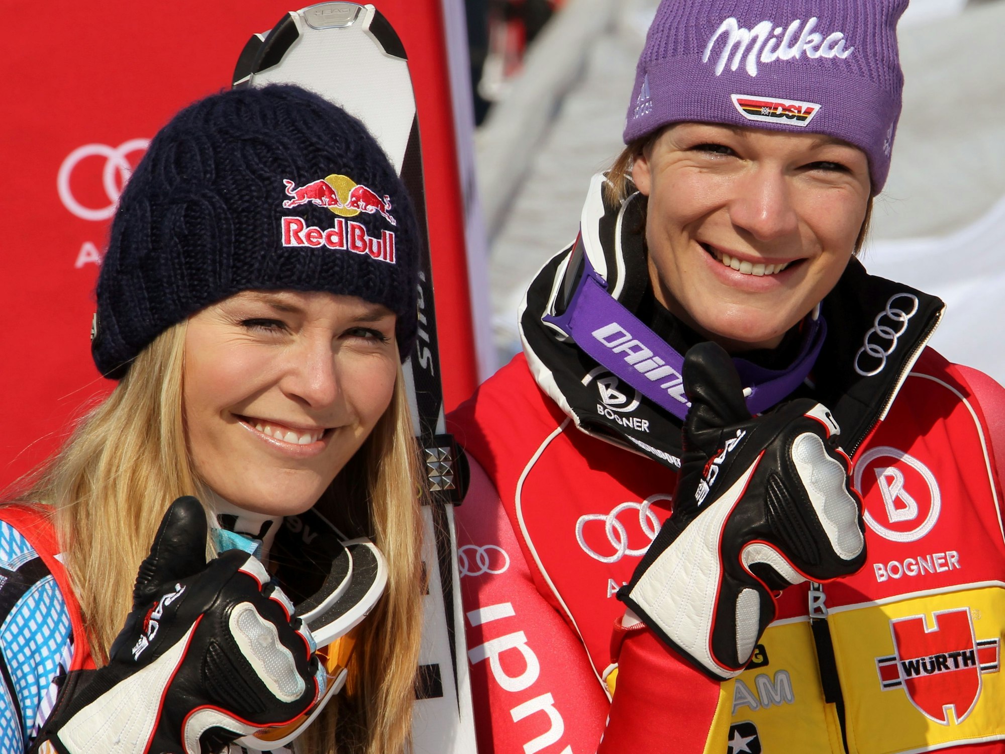 Lindsey Vonn aus den USA (l) und Maria Riesch aus Deutschland stehen bei einer Siegerehrung zusammen.