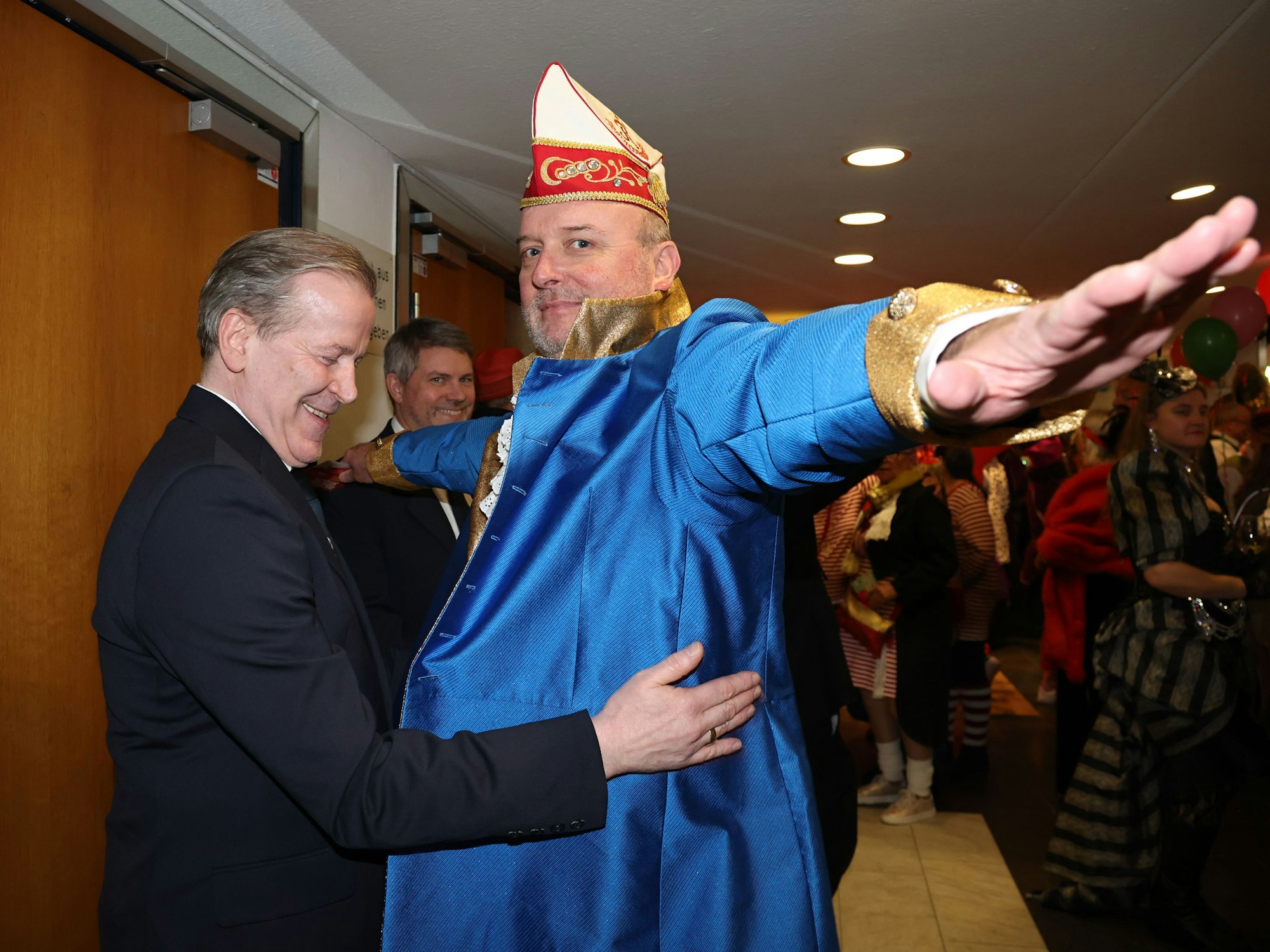 Christoph Kuckelkorn überprüft Markus Wallpott.