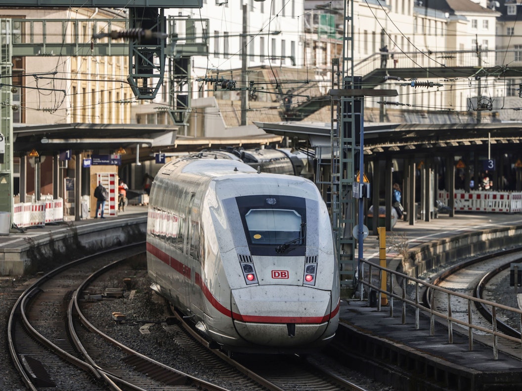 Ein ICE der Deutschen Bahn fährt in den Hauptbahnhof Wuppertal. Die Generalsanierung der Bahnstrecke Köln-Wuppertal-Hagen beginnt am 6. Februar um 21.00 Uhr.