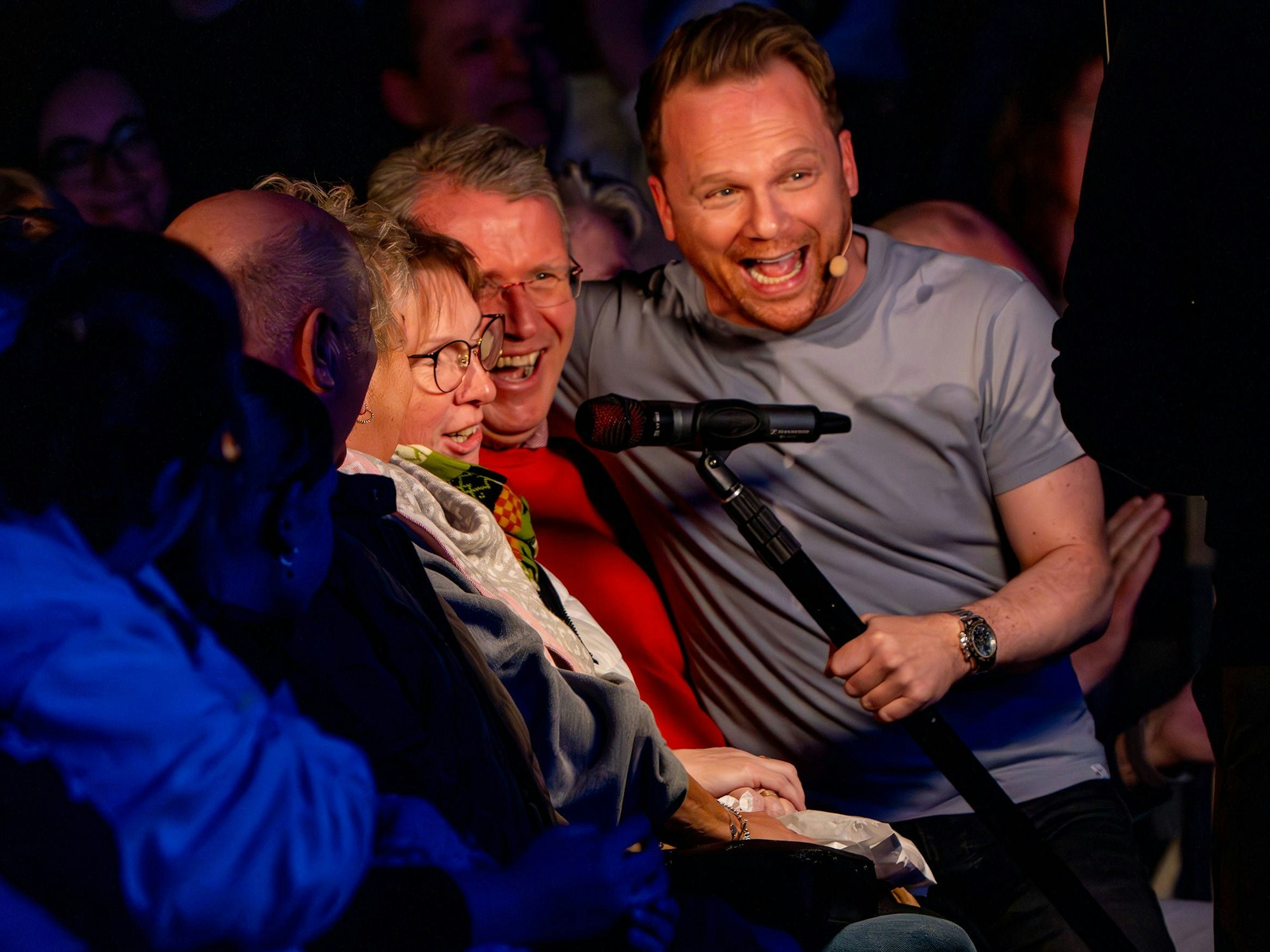 Comedian Ralf Schmitz spricht mit Menschen im Publikum seiner Show "Schmitzfindigkeiten"