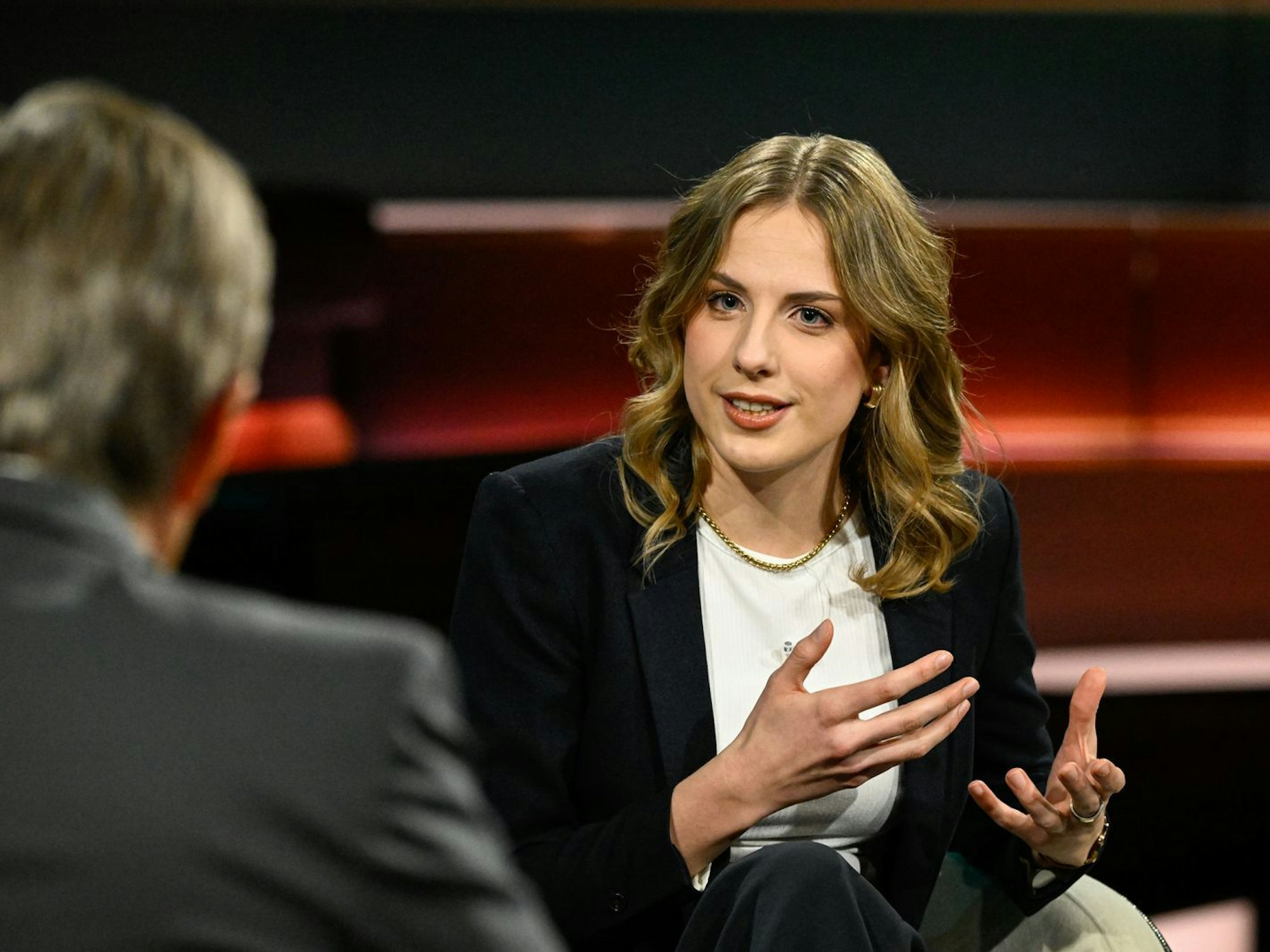CDU-Politikerin Wiebke Winter gab am Donnerstagabend zu, dass die Streichung von Zahnarztleistungen keine gute Idee wäre. (Bild: ZDF / Markus Hertrich)