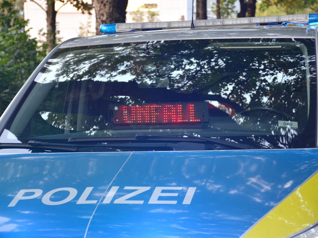 Ein Motorrad und ein Auto nach einem Zusammenstoß auf einer Kreuzung.