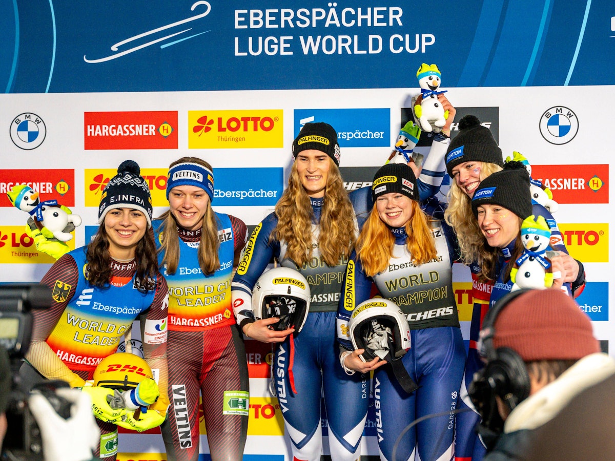 Sophia Kirkby (2.v.l.) posiert mit weiteren Rodlerinnen für ein Foto.