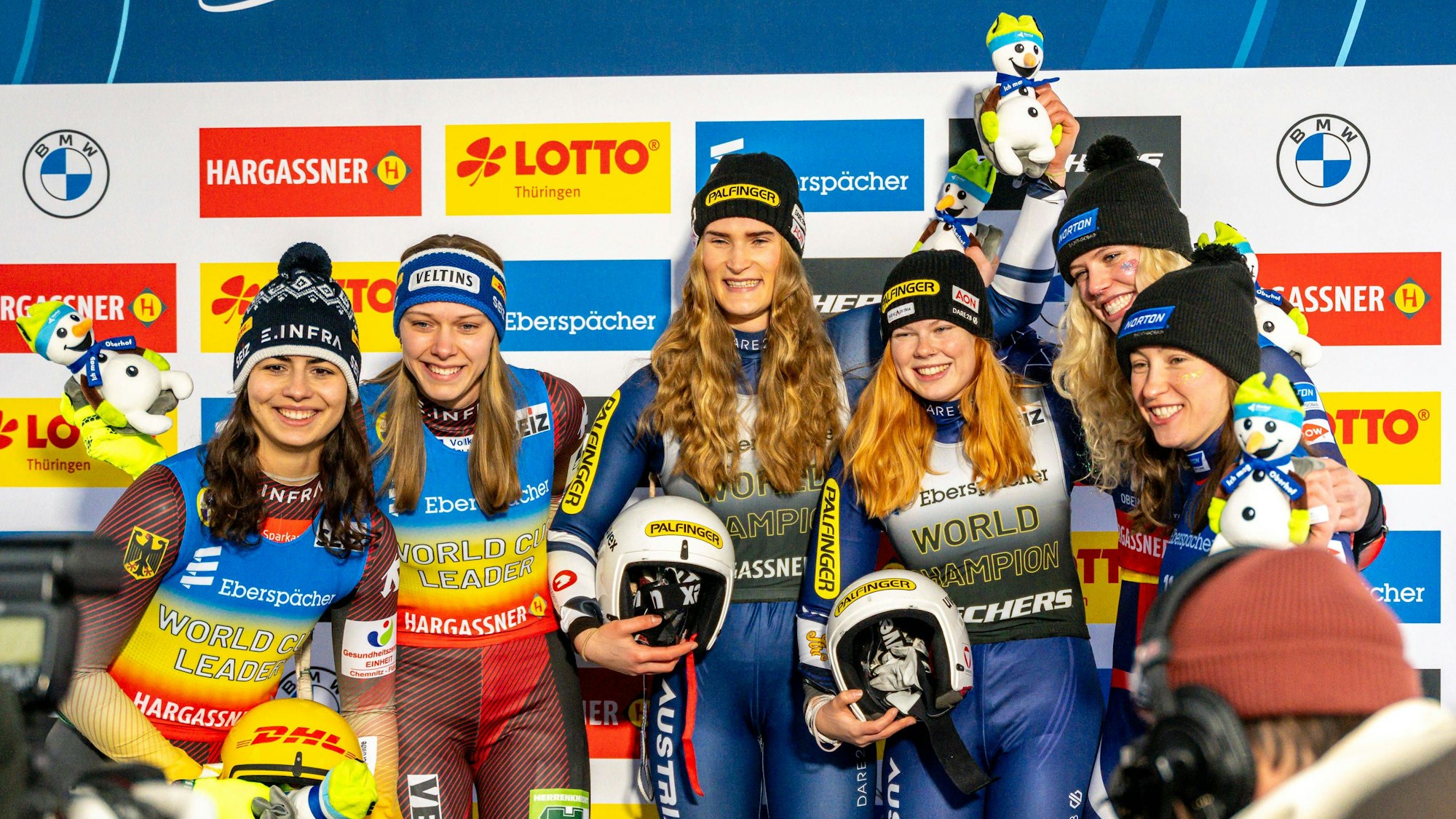 Sophia Kirkby (2.v.l.) posiert mit weiteren Rodlerinnen für ein Foto.