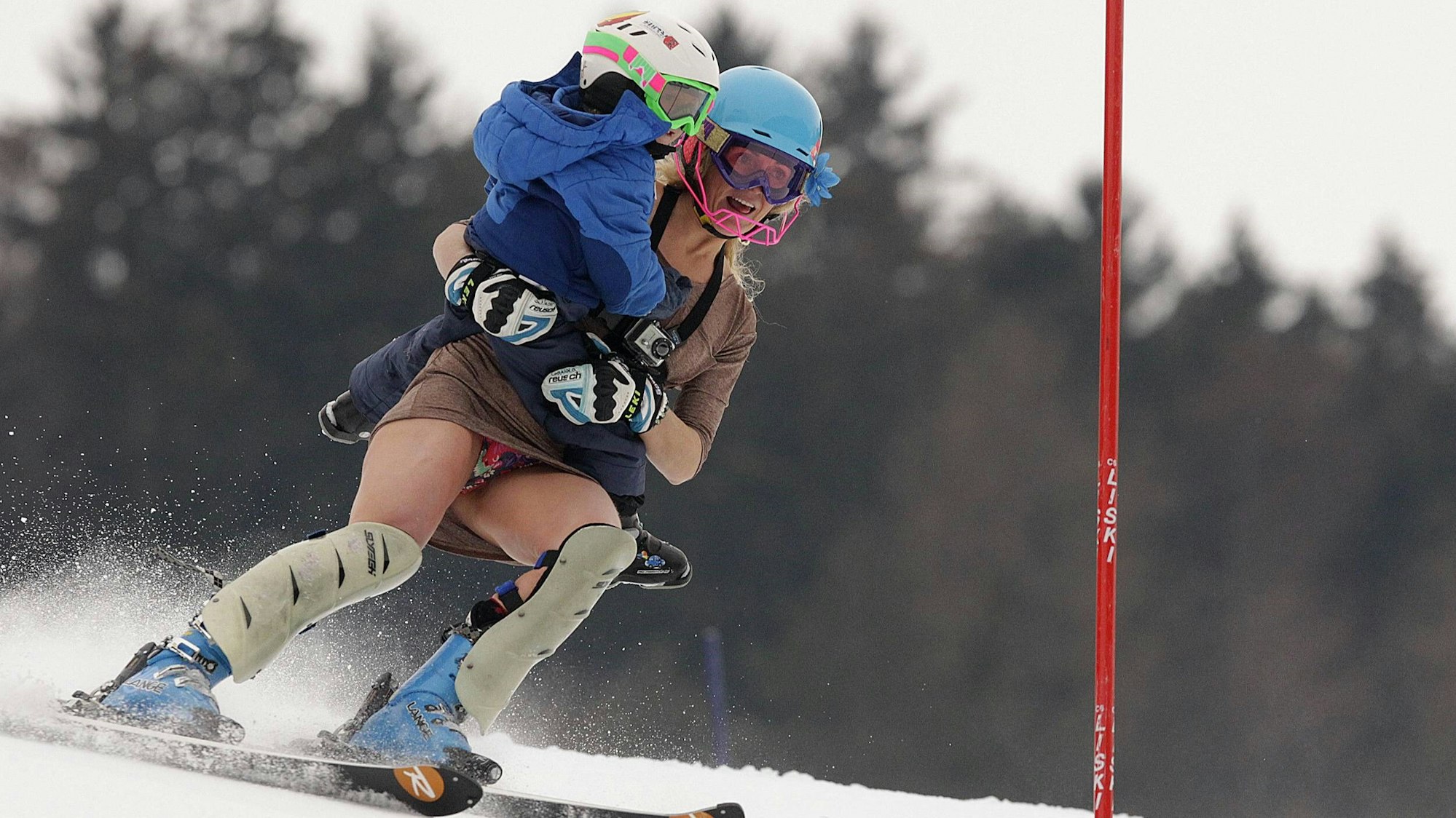 Sarah Schleper fährt beim Ski alpin mit ihrem Sohn Lasse auf dem Arm.